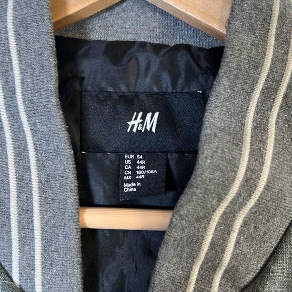 H&M sleeveless casual puffer jacket- Men 44R- Men Large - Picture 2 of 8